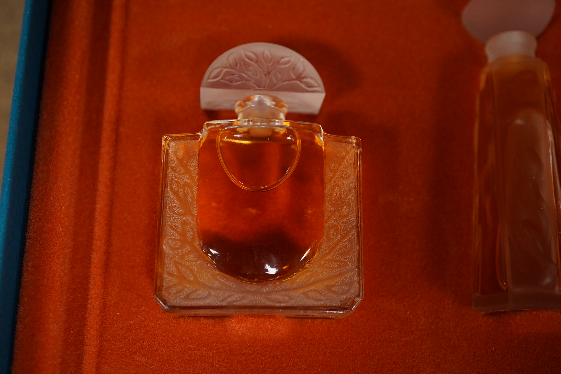 A Lalique bird pin dish and a Lalique perfume trio, Les Introuvables, in original box, pin dish 9cm